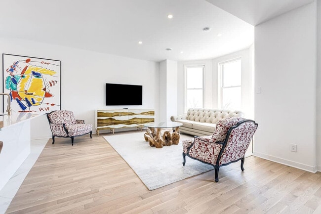 Building Photo - 403 Avenue du Mont-Royal O