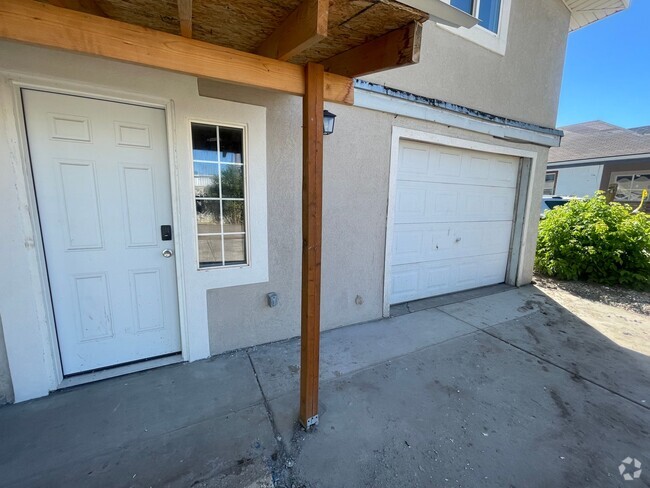 Building Photo - Great 2 bedroom Apartment with Garage! Unit 1