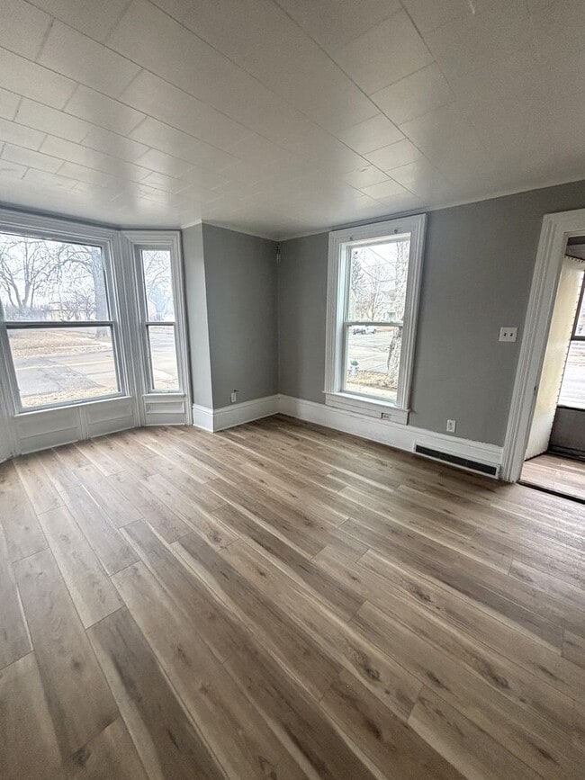 Photo - 1 Bedroom, 1 bathroom apartment in great CF location with new flooring throughout!!