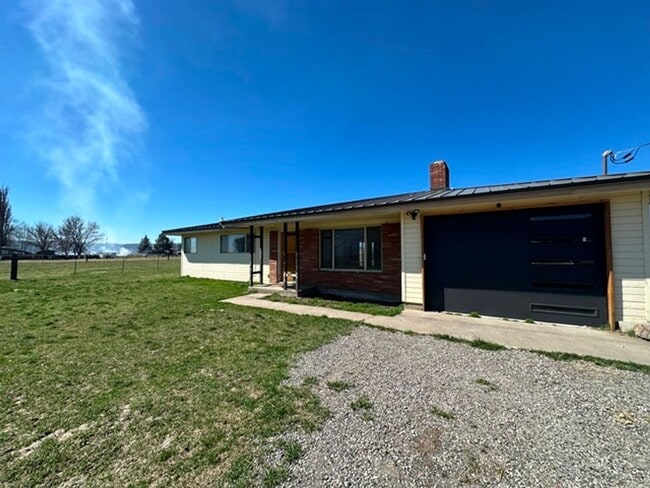 Building Photo - Updated home in Henley School District