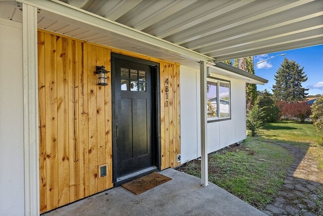 Building Photo - Renovated 3-Bed Rambler in Lakewood | Priv... Rental