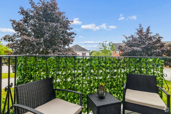 2BR, 1BA - 770SF - Balcony