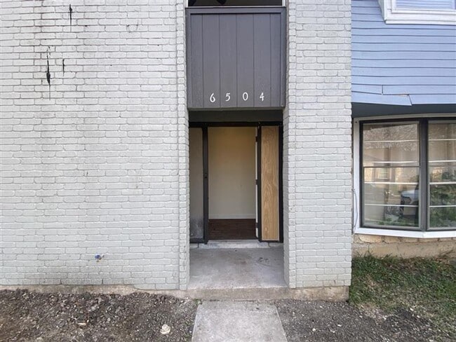 Building Photo - SPACIOUS 3/2.5 TOWN HOME