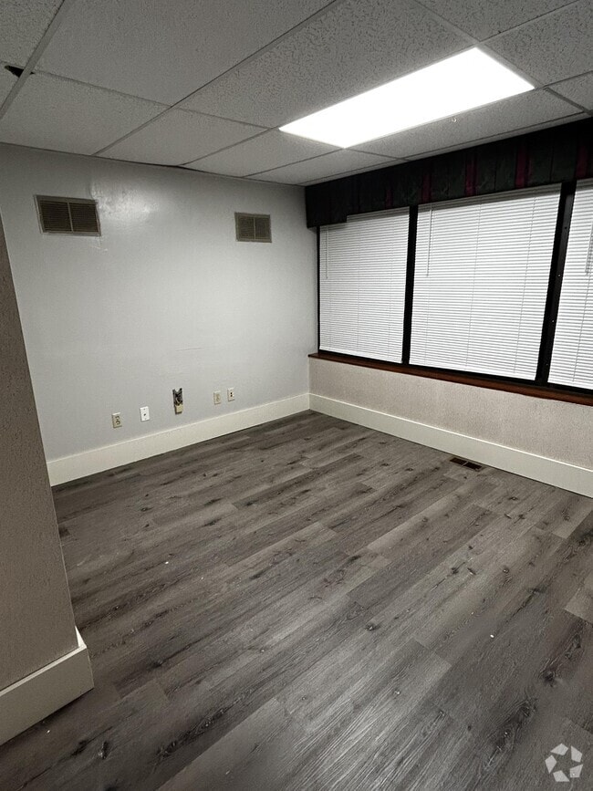 Building Photo - 313 S Hickory St Rental