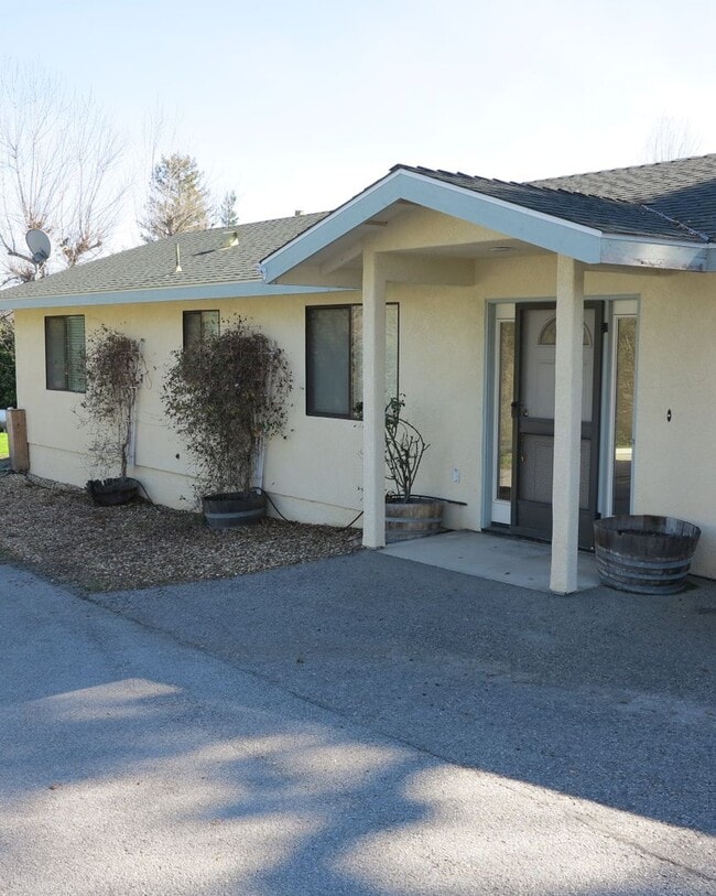 Building Photo - 2 Bedroom, 1 Bathroom Home In Beautiful Atascadero!