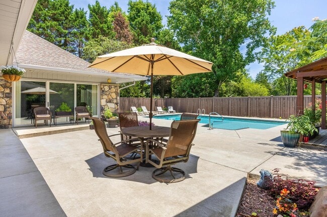 Photo - 615 Springhill Dr NE