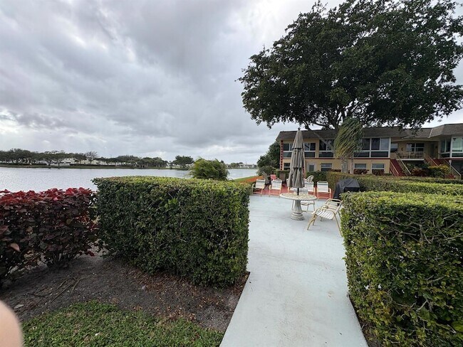 Photo - 98 Stratford H