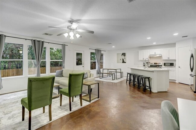Photo - 7107 Thannas Way