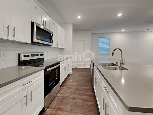 Photo - 654 N Water St