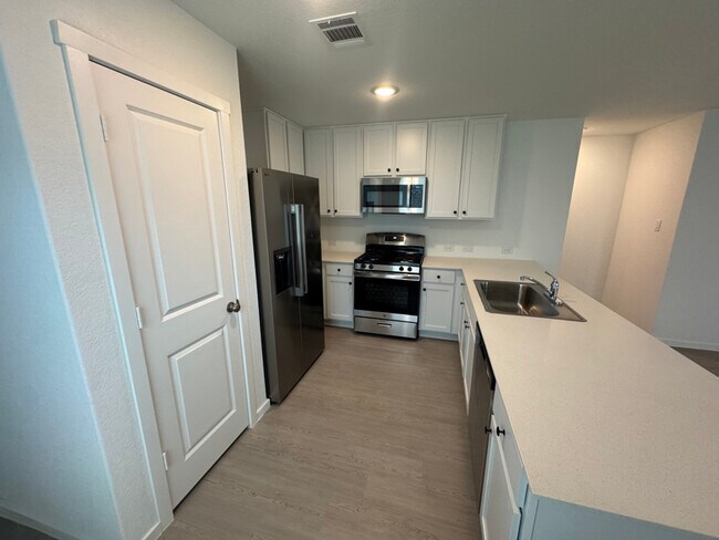 Photo - 2843 Red Diamond