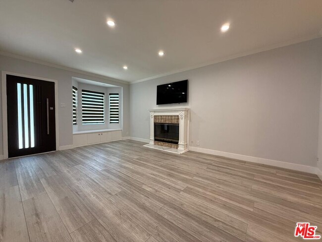 Photo - 14018 Calvert St Casa