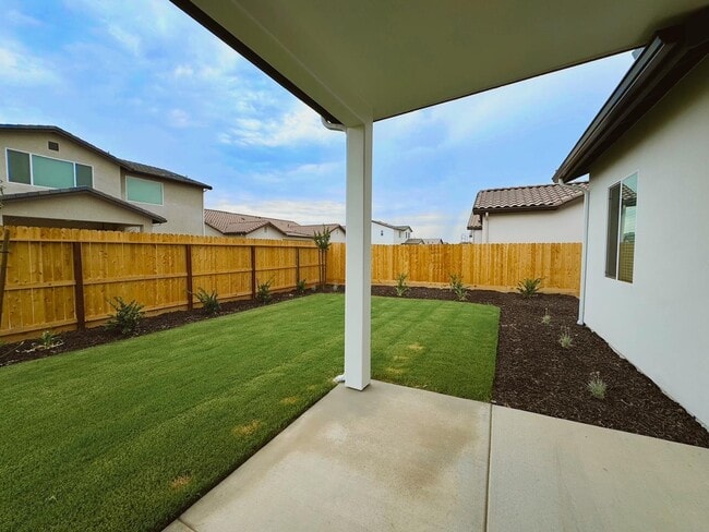 Photo - 2042 Daffodil St