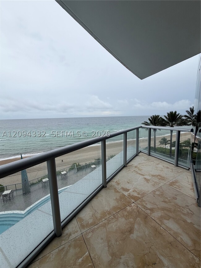 Building Photo - 17121 Collins Ave Unit 904