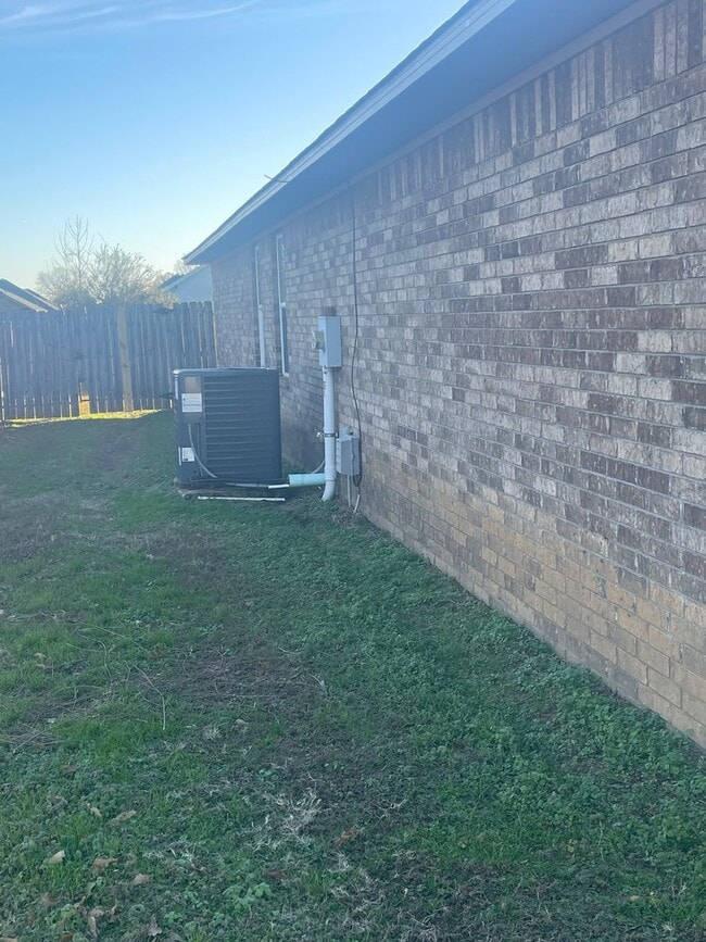 Photo - 3 Bedrooms, 2 Bath (Hot Tub), 2 Car Garage House. Total Electric.