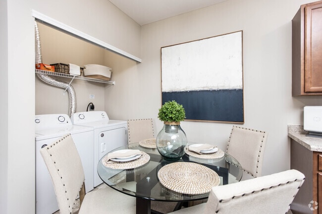 2BR, 2BA - 904 SF