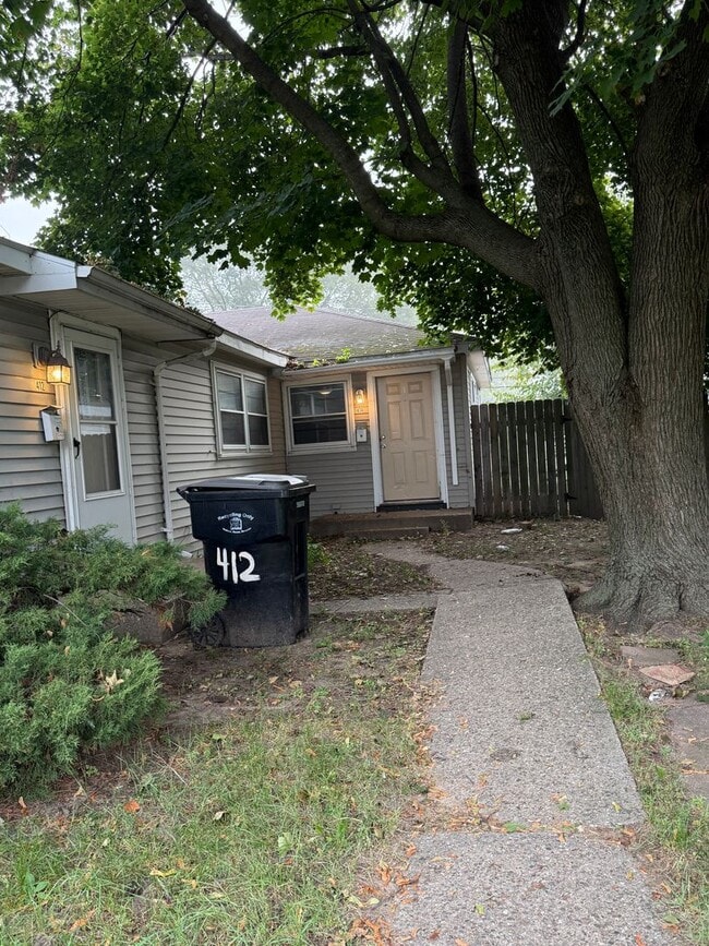 Building Photo - Cute 1 Bedroom 1 Bath Duplex