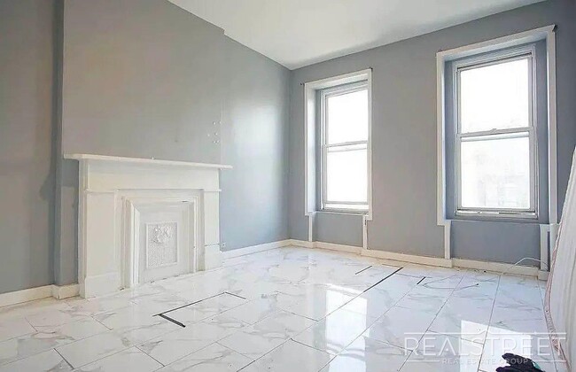 Building Photo - Gates Avenue