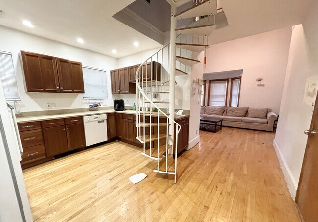 Photo - 1568 Tremont St