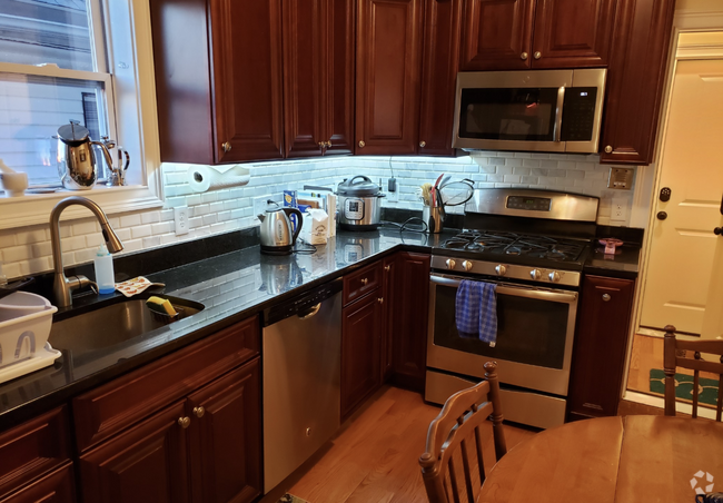 Building Photo - 206 Summer St Unit 2 Rental