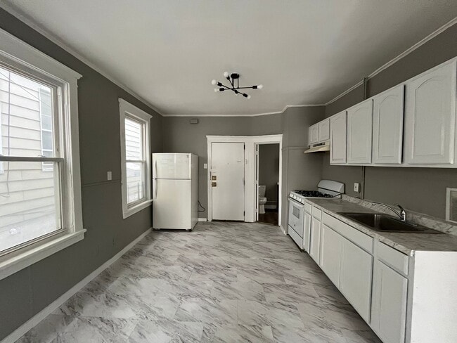 Building Photo - 312 Danforth Ave Unit 2