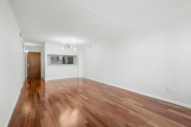 Building Photo - 4 Martine Ave Unit 404 Rental