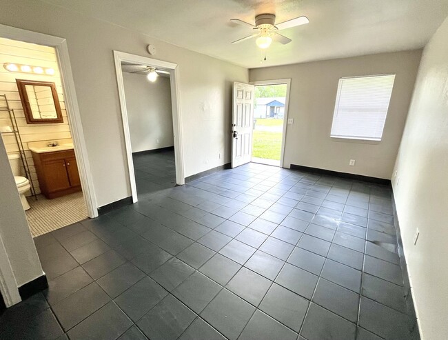 Photo - 304 S B St