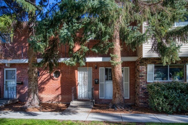 Building Photo - Charming Two-Story Townhome in a Prime Loc...