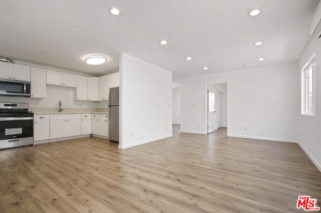Building Photo - 649 W 92nd St Rental