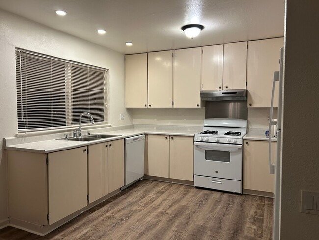 Photo - 8419 Lakewood Ave