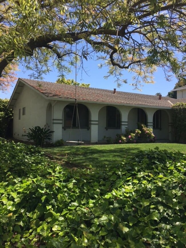 Single Family Home 3 Bedroom 2 Bath Corner... - Single Family Home 3 Bedroom 2 Bath Corner...