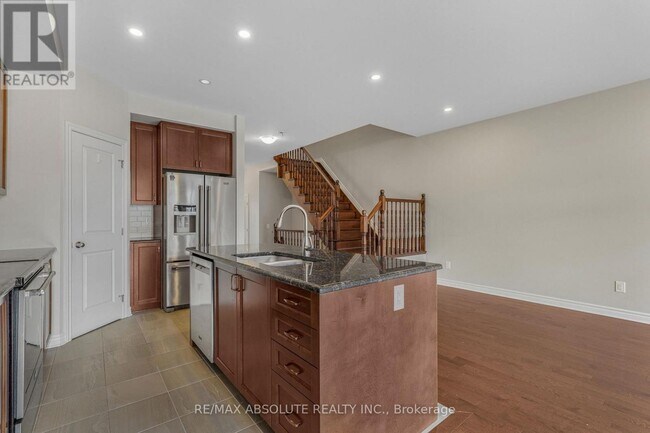 Photo - 741 Namur St