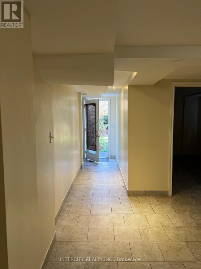 Photo - 4 Pennyroyal Crescent