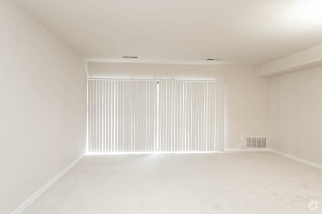 1BR, 1BA - 895 SF