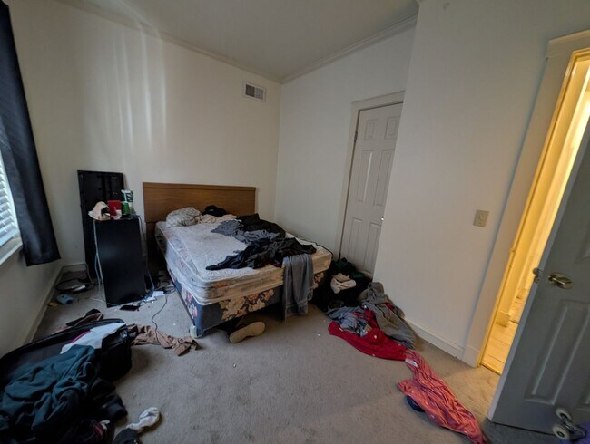 Photo - 3246-3246 N Oakland Ave