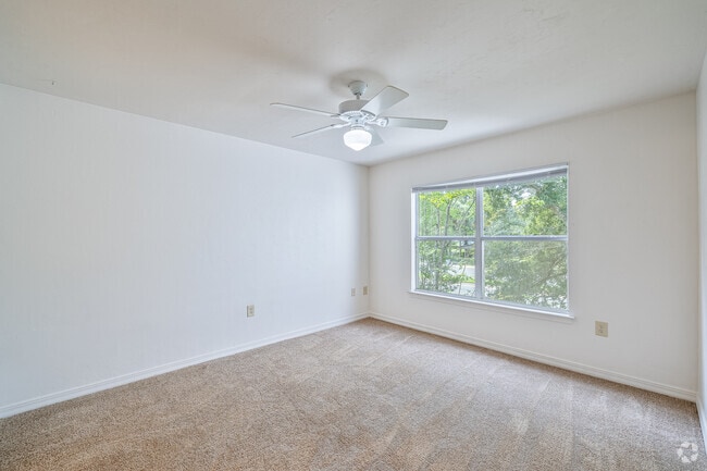2BR, 2BA - 951SF - Primary Bedroom