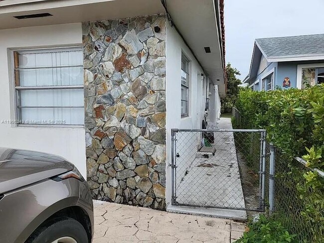 Building Photo - 7418 SW 21st St Unit R