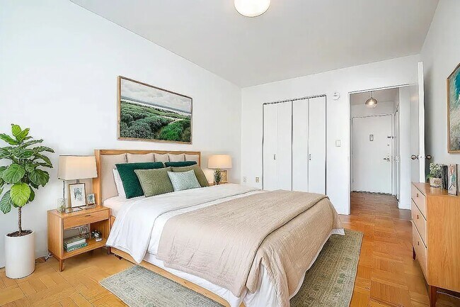 Building Photo - 460 W 20th St Rental