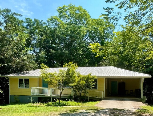 Building Photo - 3 bedroom 2 bathroom house conveniently lo...