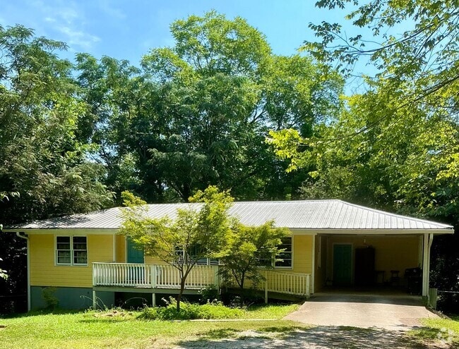 Building Photo - 3 bedroom 2 bathroom house conveniently lo...
