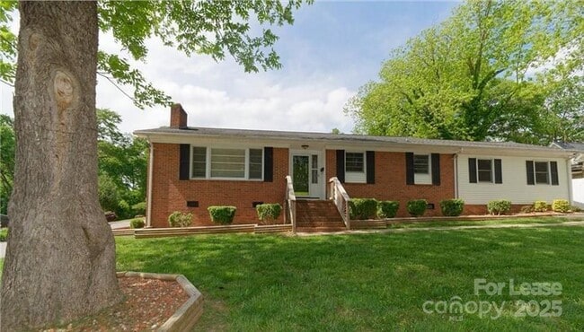 Building Photo - 416 W Pine St