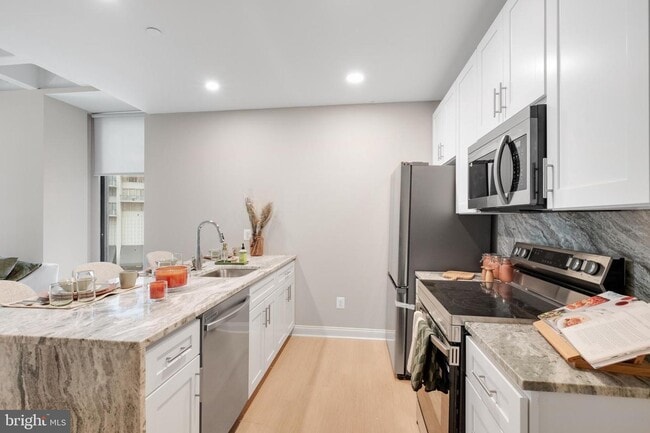 Photo - 3 Benjamin Franklin Pky Unit 921