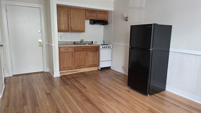 Building Photo - 1442 W Howard St Unit 2 Rental