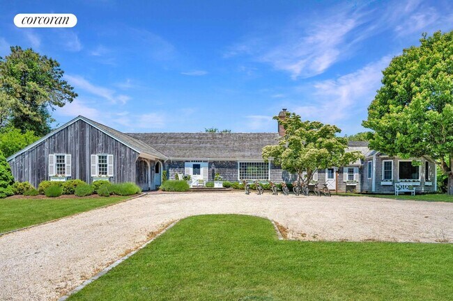 Photo - 19 Quaquanantuck Ln