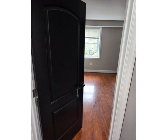 Photo - 1932 Bank St Unidad 2B W/Bath Available $800 2B