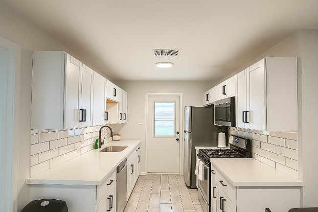 Photo - 1630 E 12th St