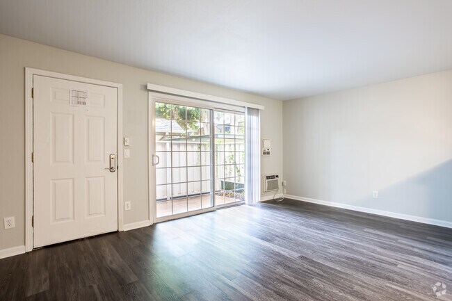 1BR, 1BA - 700SF
