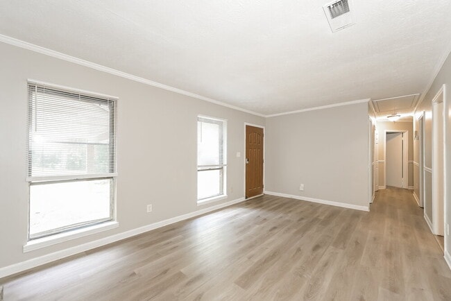 Photo - 123 Sir Gregory Manor NW