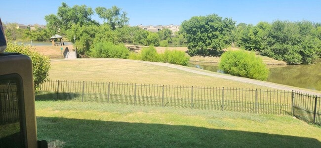 Building Photo - 1210 Plaza Lake Dr