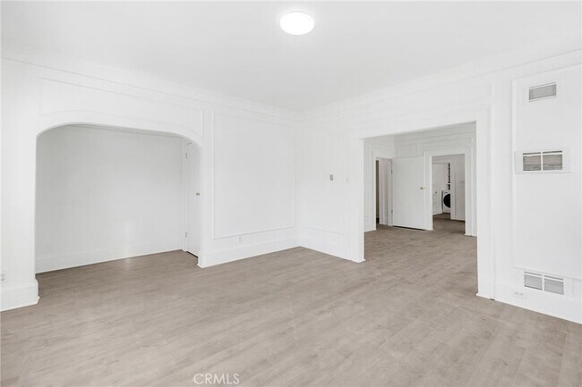 Photo - 550 N Kenmore Ave