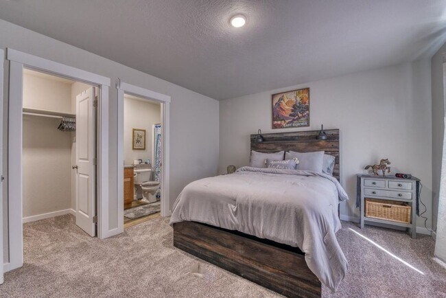 Photo - Beautiful 3 bedroom, 2 bathroom townhome i...